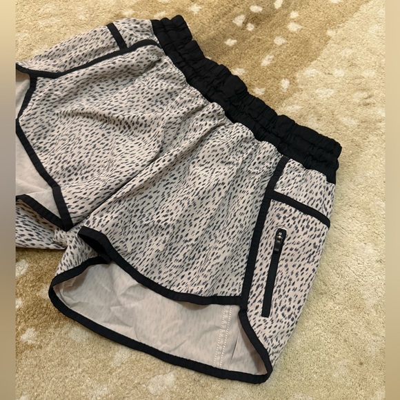Lululemon Athletica pink black leopard print tracker shorts women’s size 10 SOLD - Picture 3 of 6